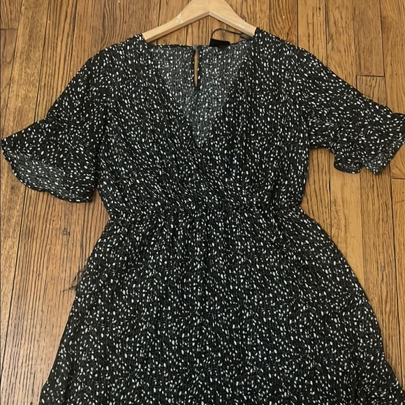 Dresses & Skirts - Chic Black and White Patterned Dress
